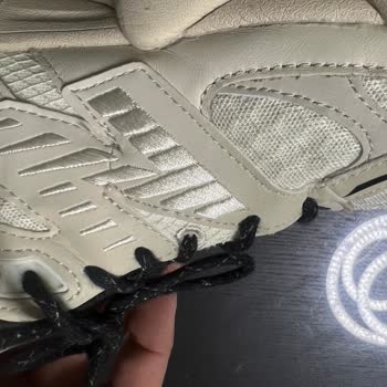 New Balance Spor Ayakkabı Her Yeri Yapışkan Ve Açık Dikiş Yerleri