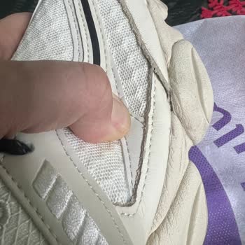 New Balance Spor Ayakkabı Her Yeri Yapışkan Ve Açık Dikiş Yerleri