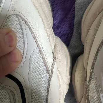 New Balance Spor Ayakkabı Her Yeri Yapışkan Ve Açık Dikiş Yerleri