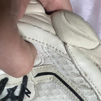 New Balance Spor Ayakkabı Her Yeri Yapışkan Ve Açık Dikiş Yerleri