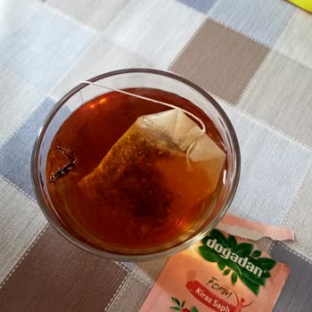 Doğadan Form Kiraz Sapı Çayın İçinde Böcek Çıkması