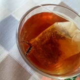 Doğadan Form Kiraz Sapı Çayın İçinde Böcek Çıkması
