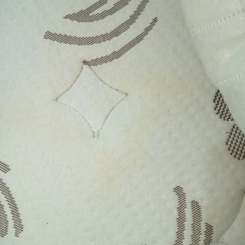 Bambi'den Aldığım Dört Yatak Sarı Lekeler Kusuyor ve Ücret İsteniyor