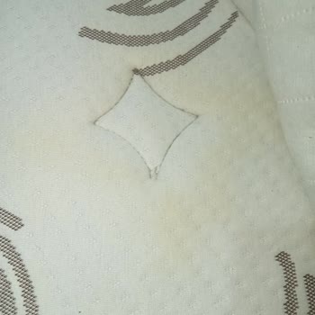 Bambi'den Aldığım Dört Yatak Sarı Lekeler Kusuyor ve Ücret İsteniyor
