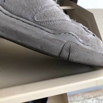 Elle Ayakkabı Tabanı 6 Ayda Yarıldı Çöp Oldu