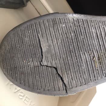 Elle Ayakkabı Tabanı 6 Ayda Yarıldı Çöp Oldu