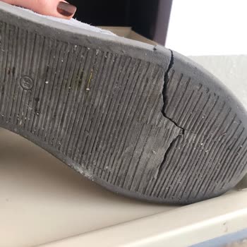 Elle Ayakkabı Tabanı 6 Ayda Yarıldı Çöp Oldu