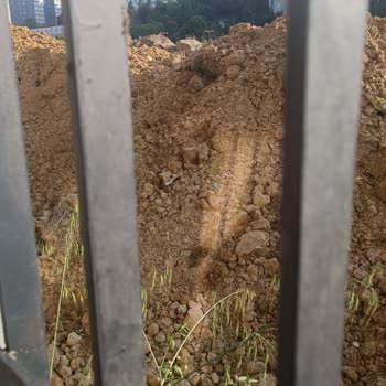 İstanbul Büyükşehir Belediyesi Döktüğü Toprağı Kaldırmıyor