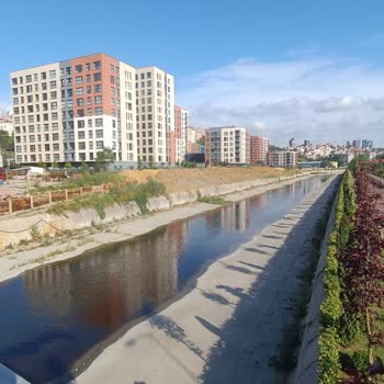 İstanbul Büyükşehir Belediyesi Döktüğü Toprağı Kaldırmıyor