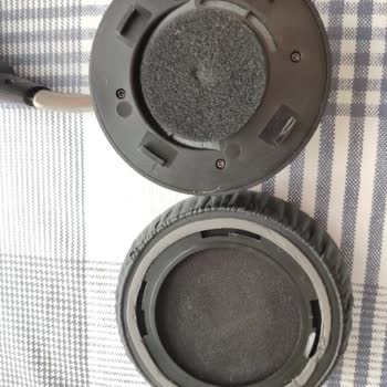 Sesgelmiyo.com Kulak Pedlerini Yırttı Ve Bağlantıların Yarısını Kırdı