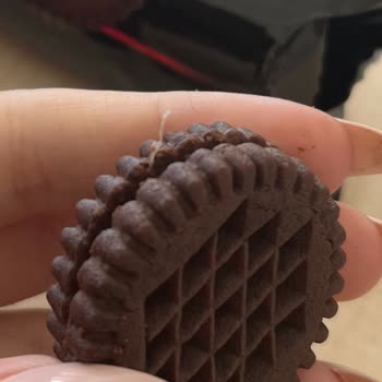 Eti Gıda Nero Bisküviden Plastik Çıktı