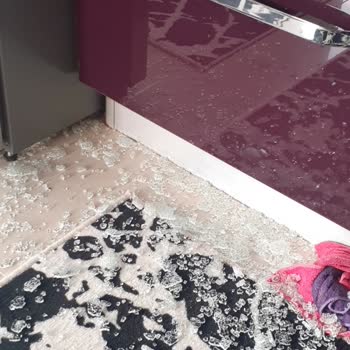 Kumtel Fırının Camı Kırıldı İçinde Yemek Varken