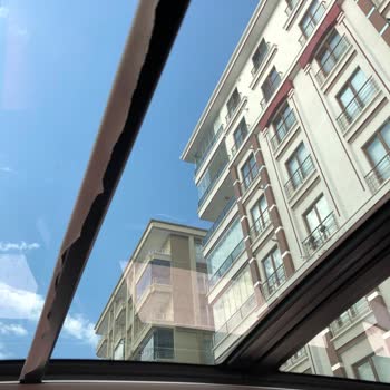 BMW X1 Panoramik Tavan Perdesi Bir Anda Parçalandı. Yırtılarak Gitti.