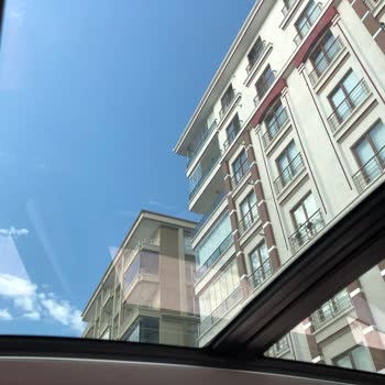 BMW X1 Panoramik Tavan Perdesi Bir Anda Parçalandı. Yırtılarak Gitti.