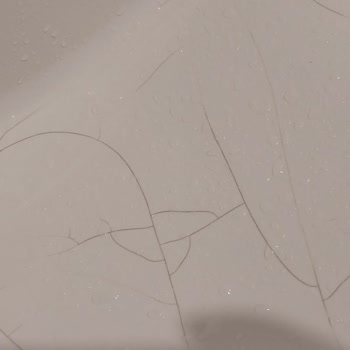 Turkuaz Seramik Lavabonun Her Yerinde Çizikler Oluştu