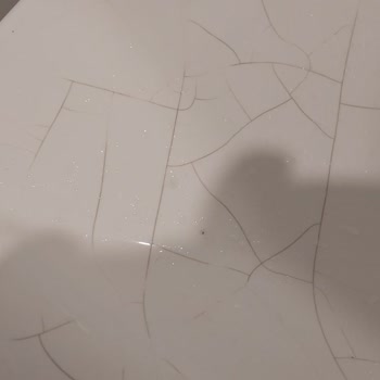 Turkuaz Seramik Lavabonun Her Yerinde Çizikler Oluştu