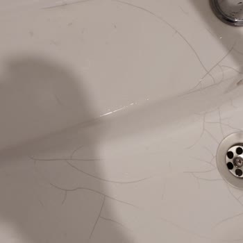 Turkuaz Seramik Lavabonun Her Yerinde Çizikler Oluştu