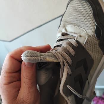 Hummel Marka Ayakkabı 1 Ay Giyinmeden Yırtıldı