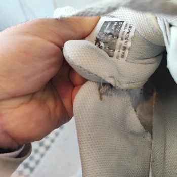 Hummel Marka Ayakkabı 1 Ay Giyinmeden Yırtıldı