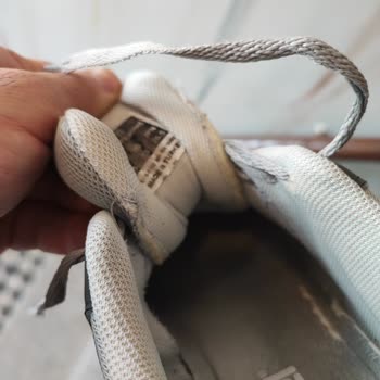 Hummel Marka Ayakkabı 1 Ay Giyinmeden Yırtıldı