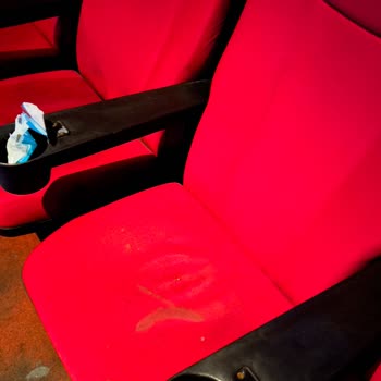 Paribu Cineverse Koltuklardan Çıkan Çiviler Yüzünden Yaralanma