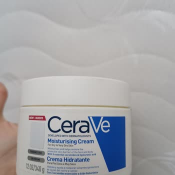 Cerave Nemlendirici Krem Sivilce Yaptı.