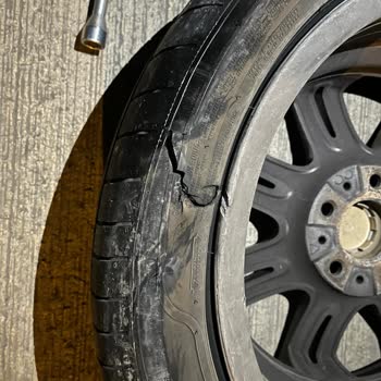 Sava Lastikleri Lastik Yarılması Sonucu Patlama