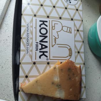 Konak Fırın (Avcılar) Küflü Pizza Yediriyor