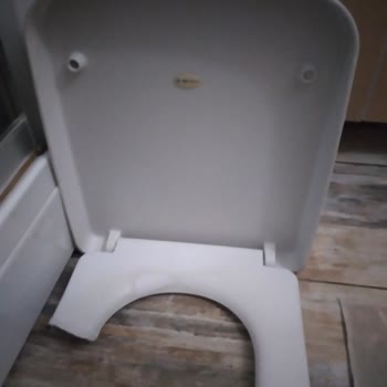 Ege Vitrifiye Klozet Kapağı Kırıldı