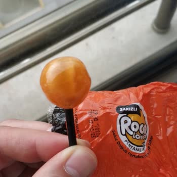 Rocco Lollipop Şekerinden Kıl Çıktı