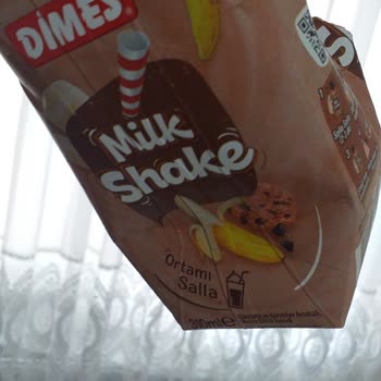 Dimes Gıda İçeceğin İçinden Parça Parça Küf Çıkması