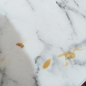 Dimes Gıda İçeceğin İçinden Parça Parça Küf Çıkması