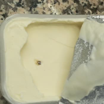 Sana Margarinin İçinde Değişik Cisim