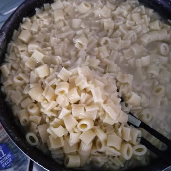 Piyale Makarna Dağıldı Ve Kırıldı