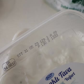 BİM Küflenmiş Yoğurt Peynir Kıvamına Gelmiş