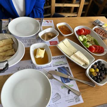 Kale Cafe (İstanbul) Özensiz Hizmet Ve Kahvaltı