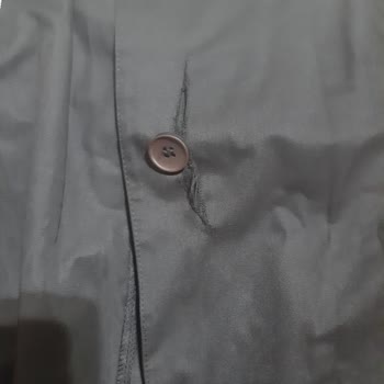 Tekbir Giyim Trençkotum 2. Kullanmada Yırtıldı.