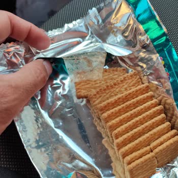 Ülker Haylayf Bisküvi İçinde Koli Bandı Çıktı