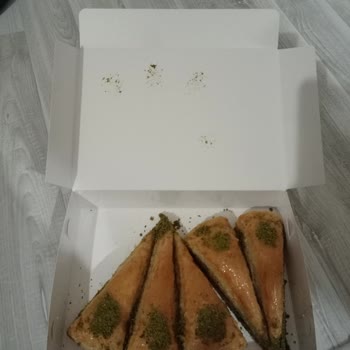 Faruk Güllüoğlu Baklava Ürün Paketini Tartıp Fiyatlandırma