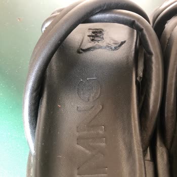 Mango Deri Terlikte Soyulma