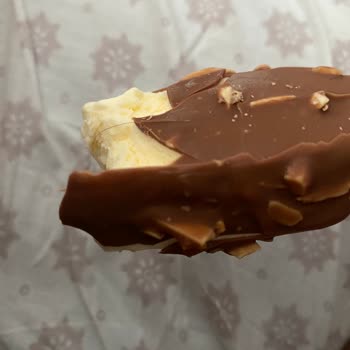 BİM Mide Bulantısı İçinde Kıl Çıkan Bir Dondurma