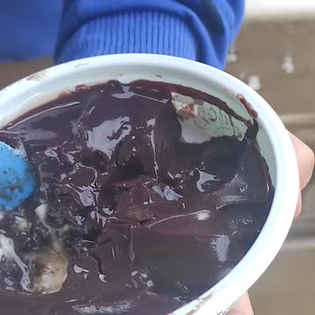 Şok Marketler İçinde Su Birikmiş Bozuk Tatlı