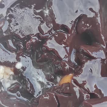 Şok Marketler İçinde Su Birikmiş Bozuk Tatlı