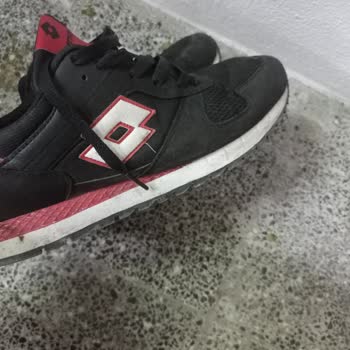 Lotto Ayakkabının Biri Diğerinden Dar Aynı Numara Olmasına Rağmen