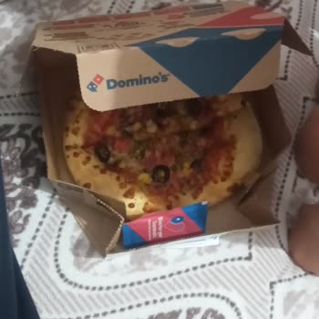 Domino's Pizza Pizzaya Benzeyen Kuru Ekmek