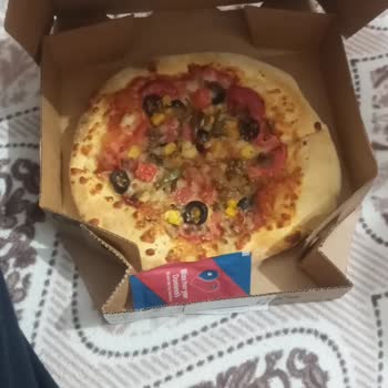 Domino's Pizza Pizzaya Benzeyen Kuru Ekmek