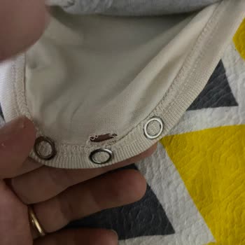 H&M Bebek Kıyafeti Yırtıldı