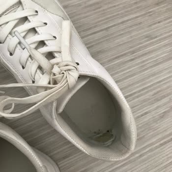 Bershka Kadın Beyaz Ayakkabı Ayağımda Yara Yaptı