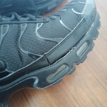 Nike Pişmanlıktır. Hatalı Ürününe Sahip Çıkmıyor.