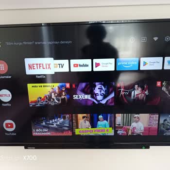 TV Nin Ekranında Netflix'i Gösteren Erotik Görsel